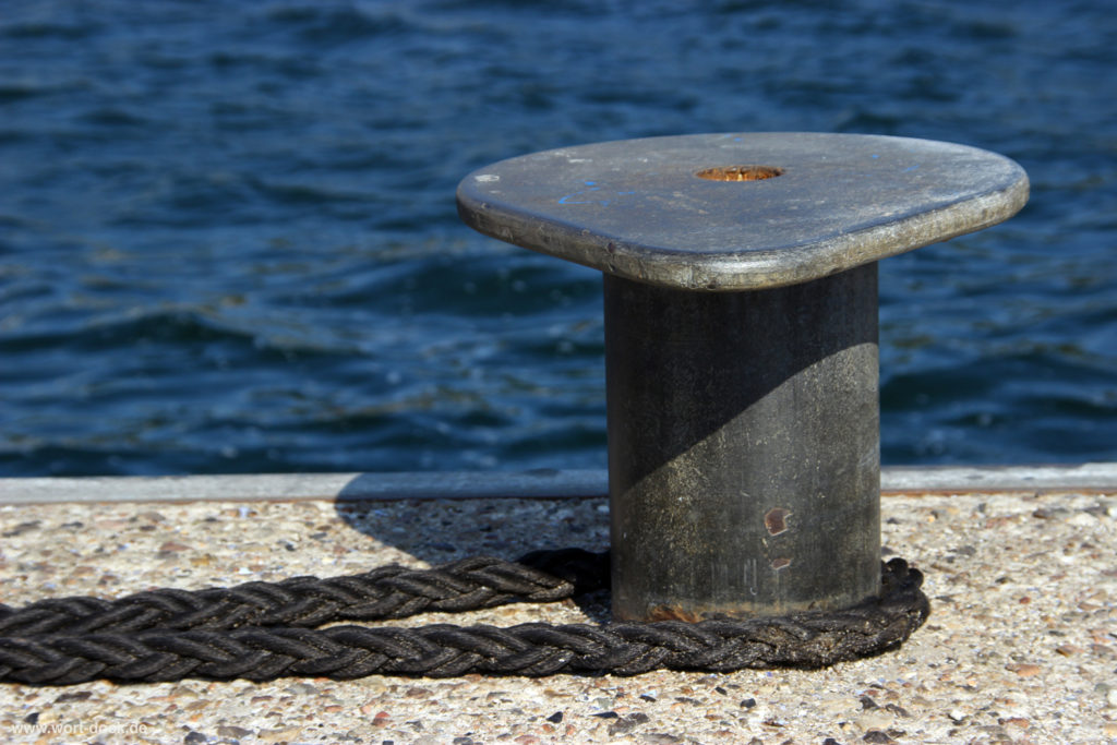 Poller im Eckernförder Hafen, Foto: www.wort-dock.de